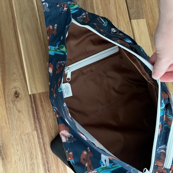 KAVU Rope Sling Bag RARE Bigfoot Yeti Skiing Print NEW - Picture 4 of 7